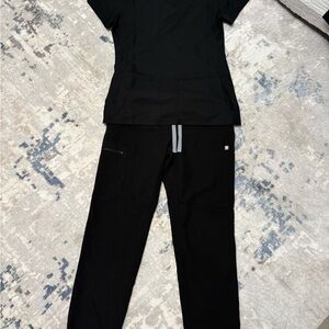 Figs Black Technical Collection Scrub Pants with free scrub top xs